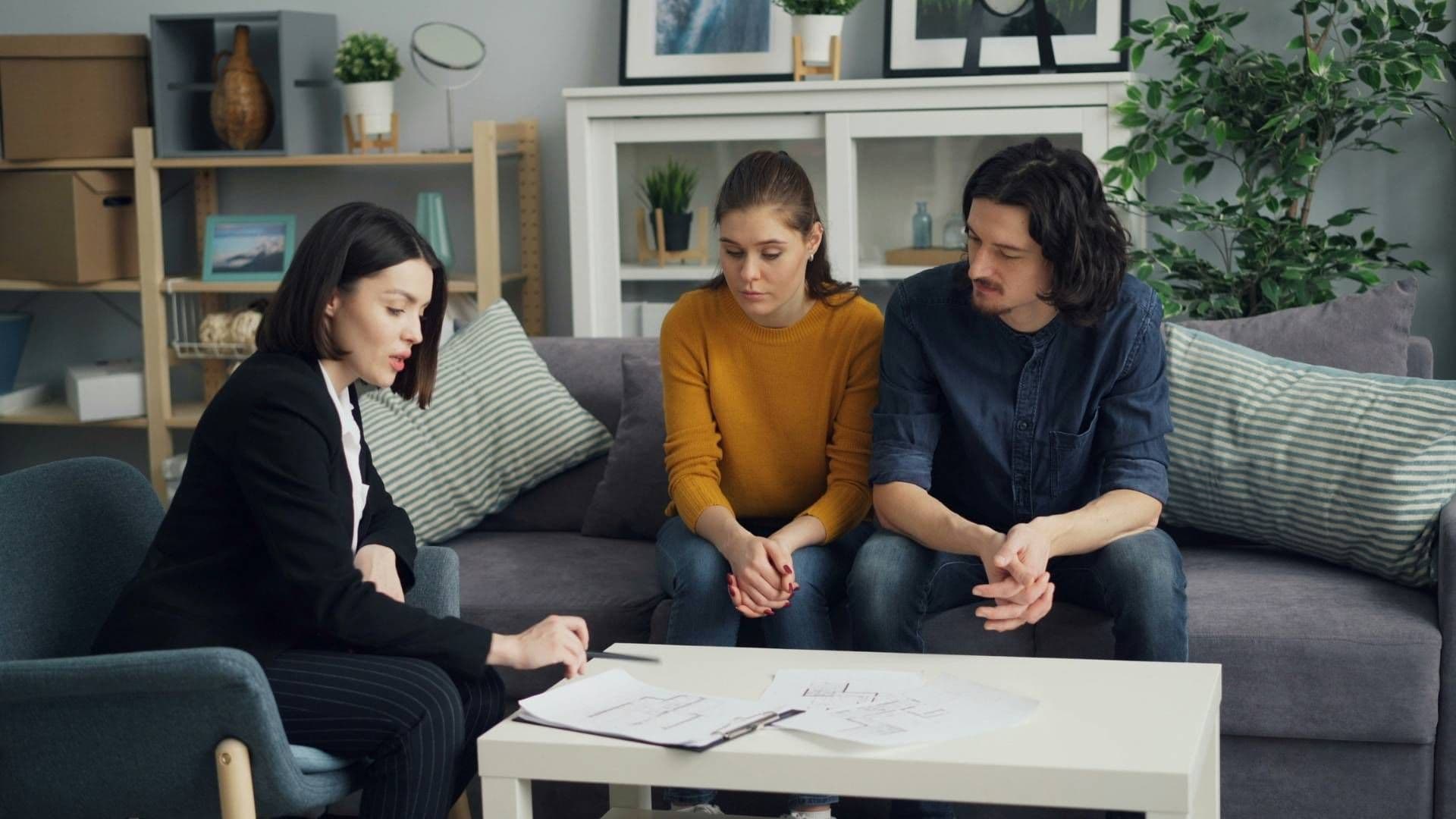 Billede af husejer der mødes med en rådgiver