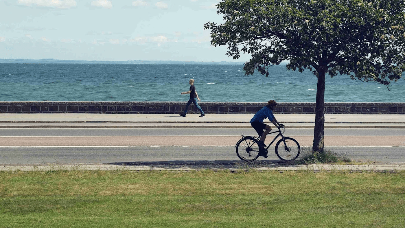 Billede af en mand på cykel