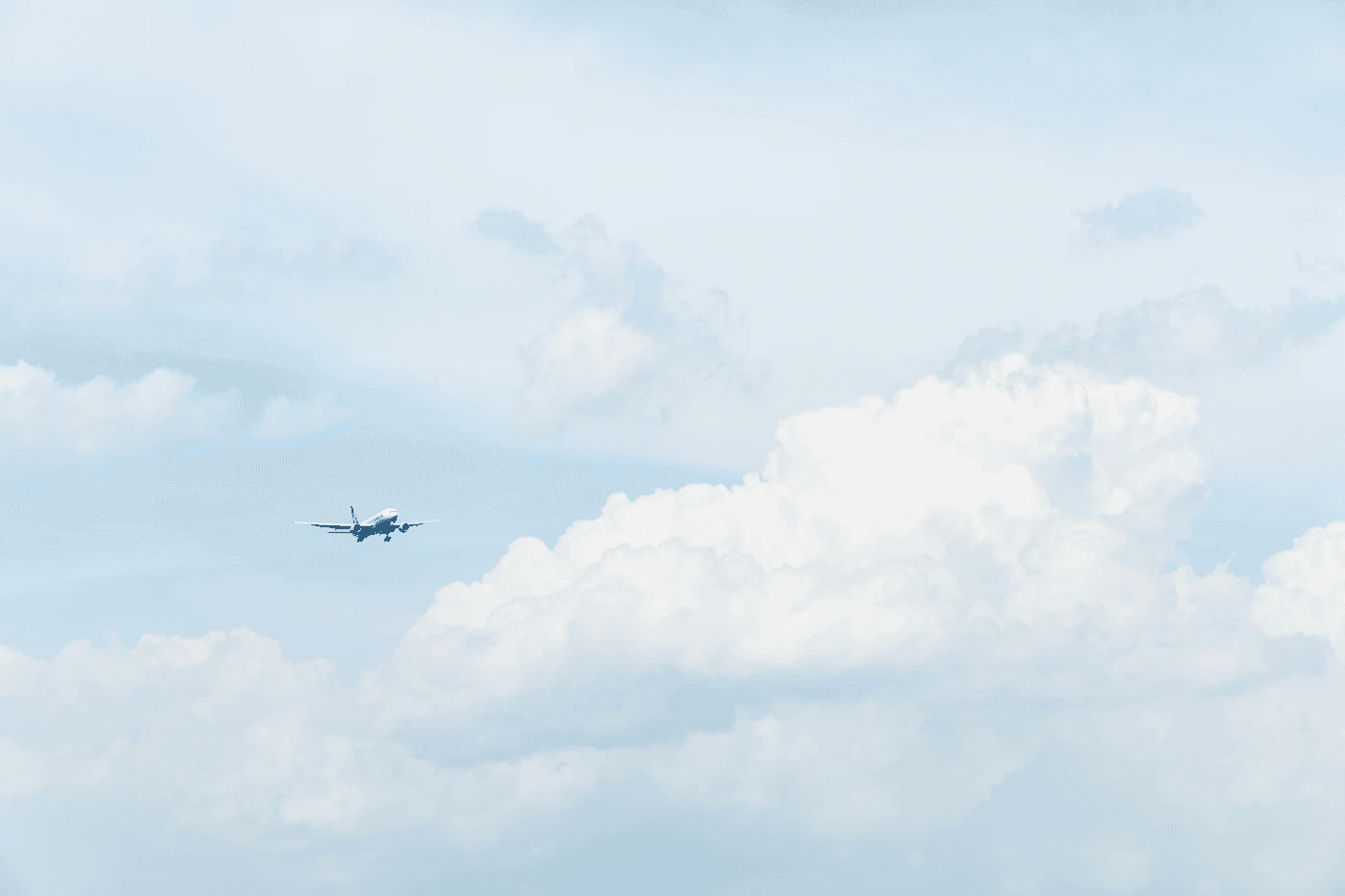 Bild eines Flugzeugs am Himmel.