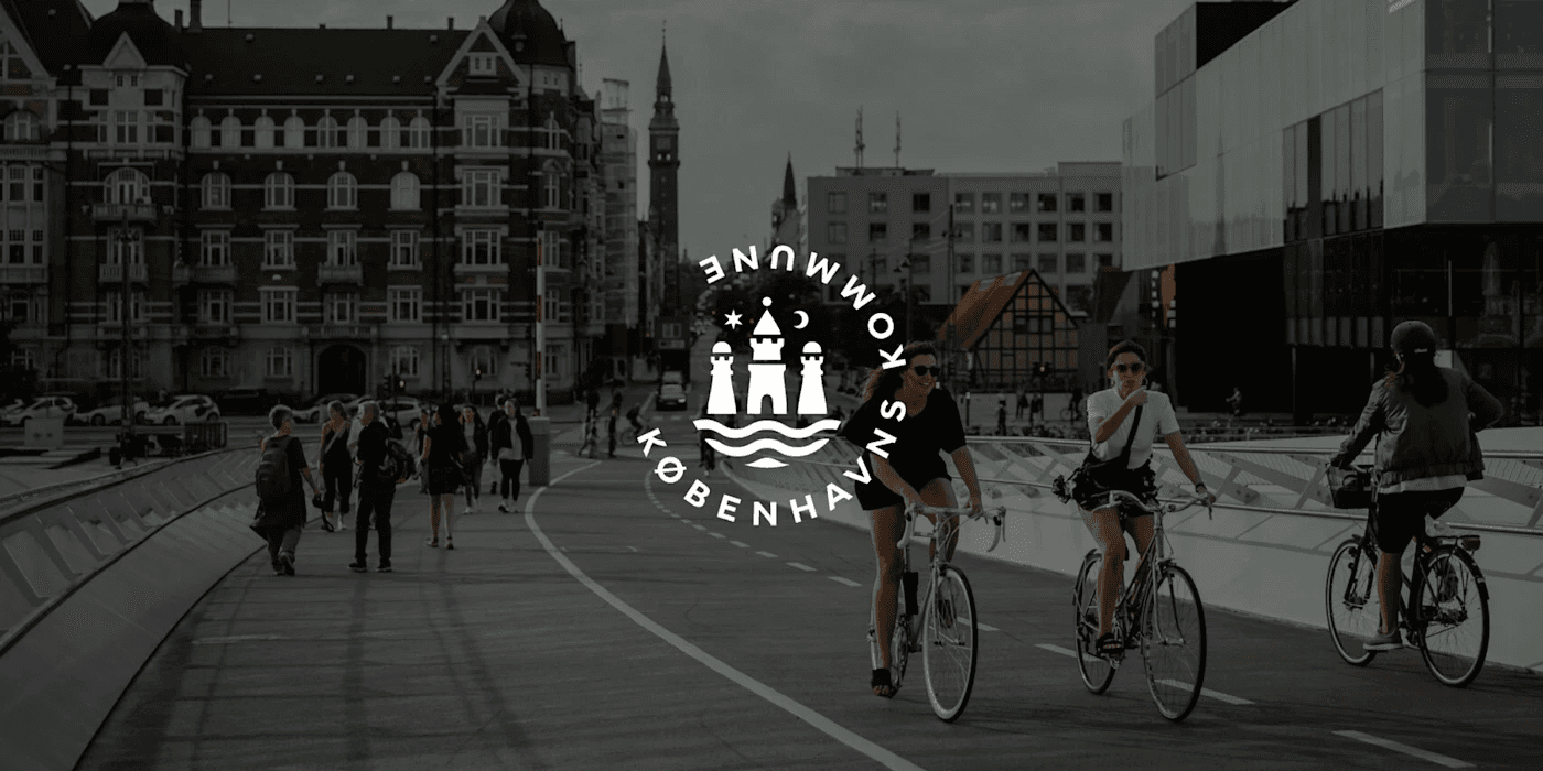 Billede af Københavns Kommunes logo på en sløret baggrund.