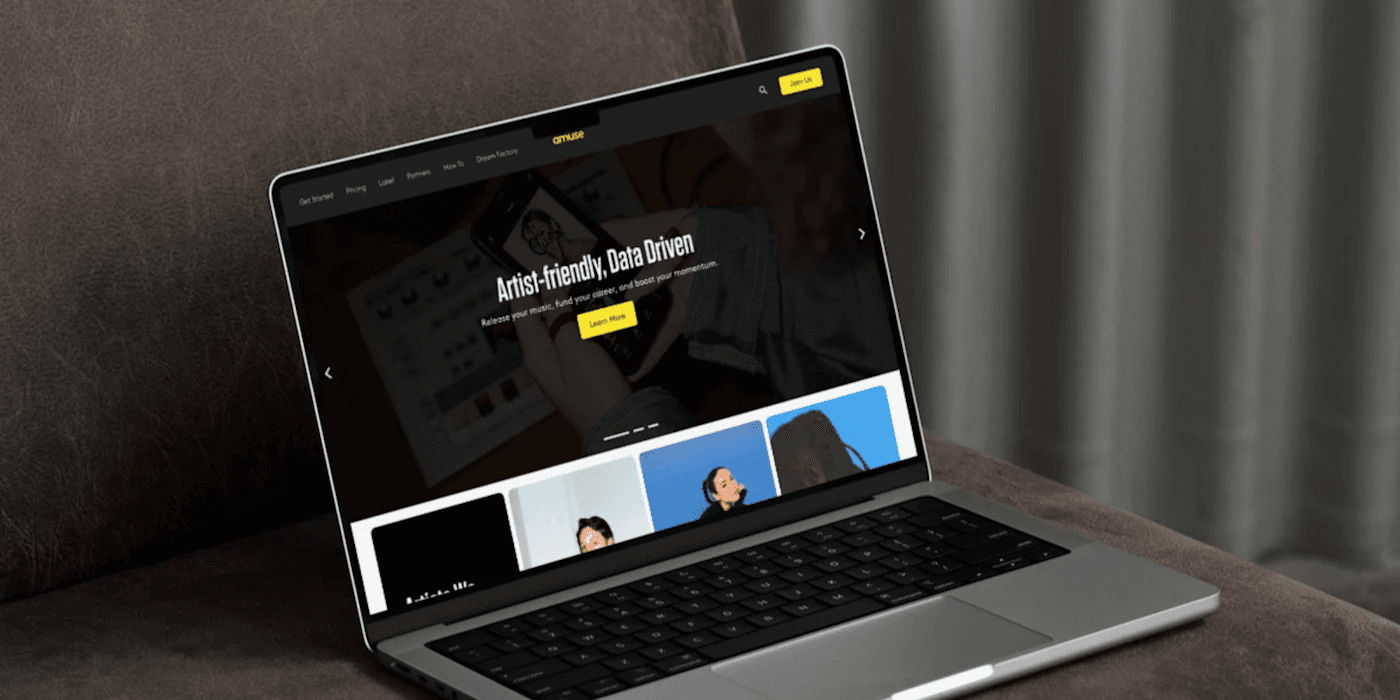 Billede af en laptop der viser Amuse website