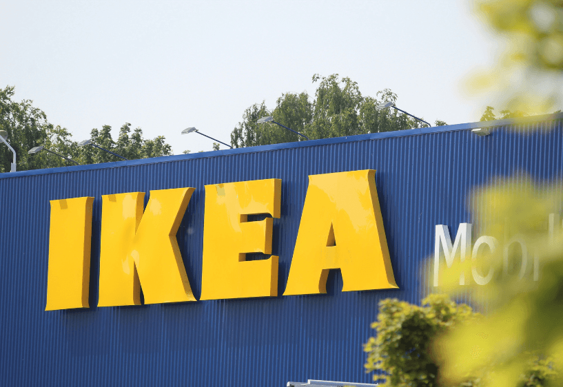 Billede af et IKEA skilt på en af deres bygninger